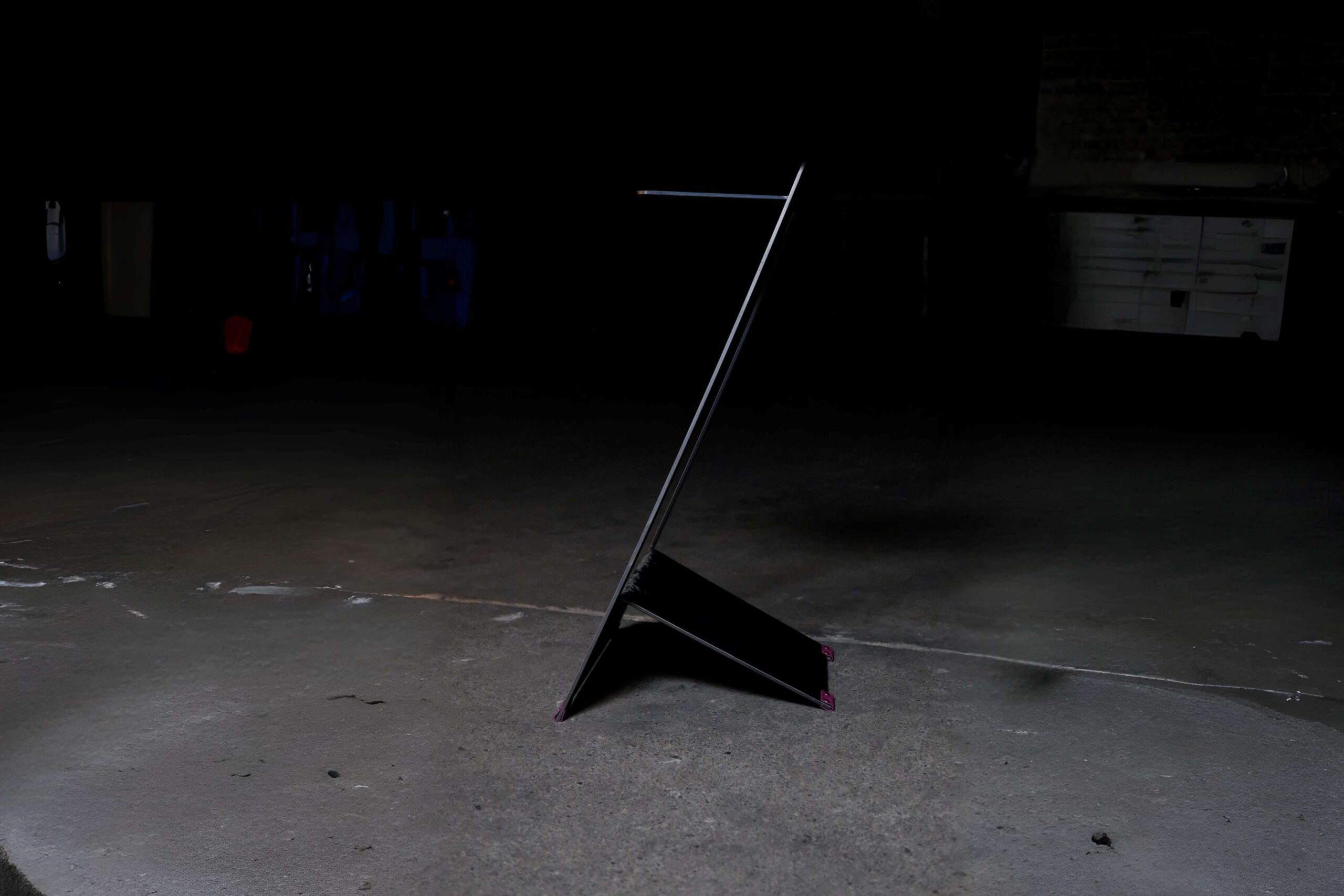 Seitenansicht des Barstuhls Anton, aus einem Stück Federstahl gebogen.