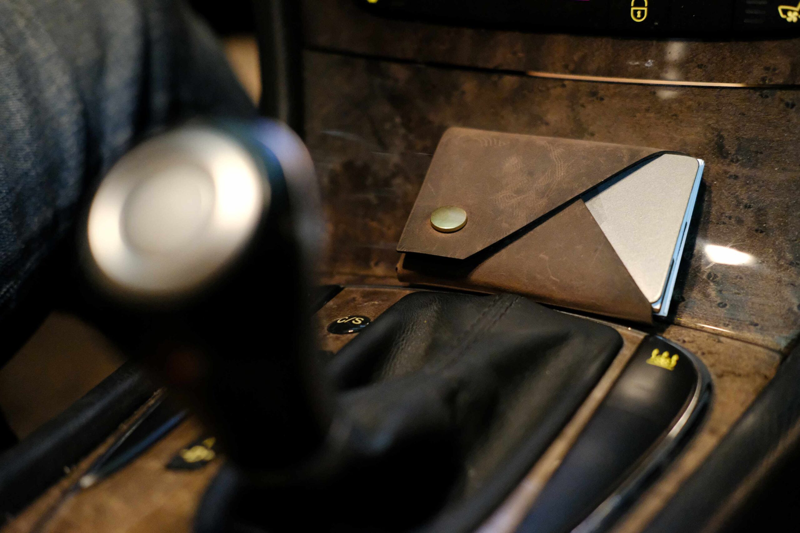 LINA Slim Wallet aus braunem Pull-Up Leder im Auto-Interieur, minimalistischer Geldbeutel handgemacht in München